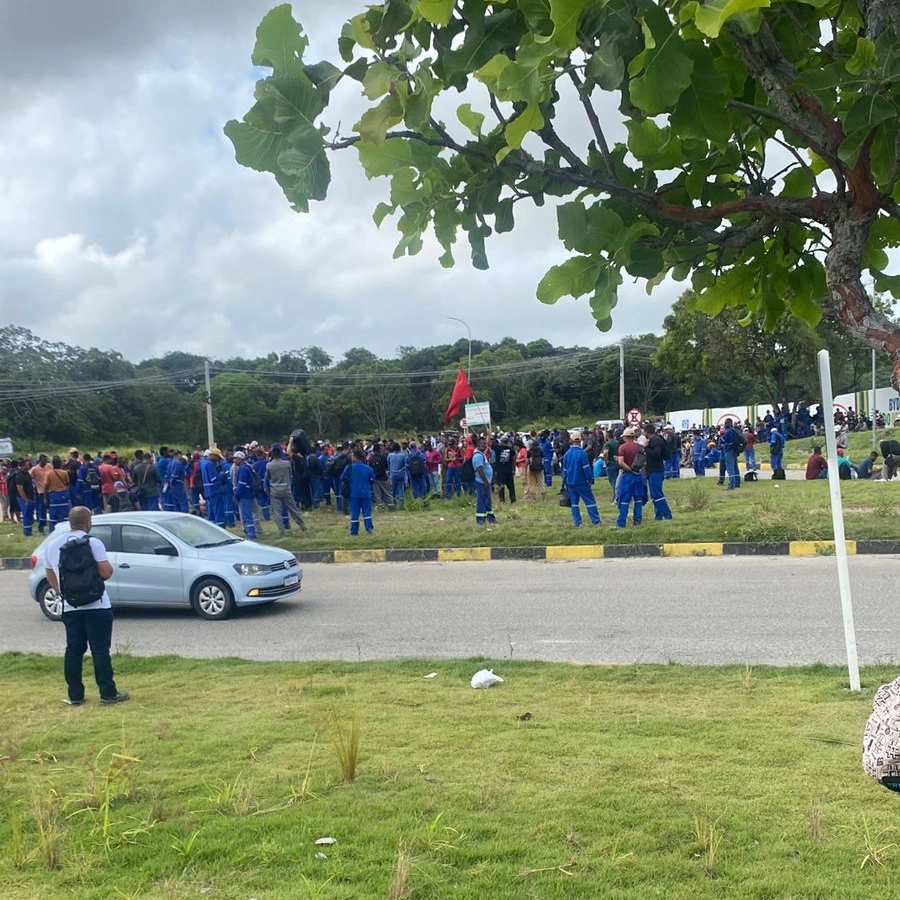 Trabalhadores de fábrica da BYD em Camaçari protestam por melhores condições no emprego