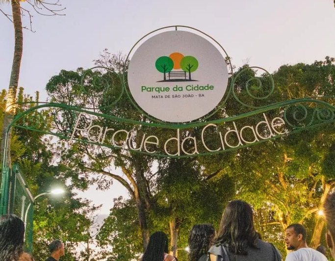 Confusão entre funcionário da Prefeitura, PMs e cidadãos acaba em prisão, em Mata de São João; vídeo mostra