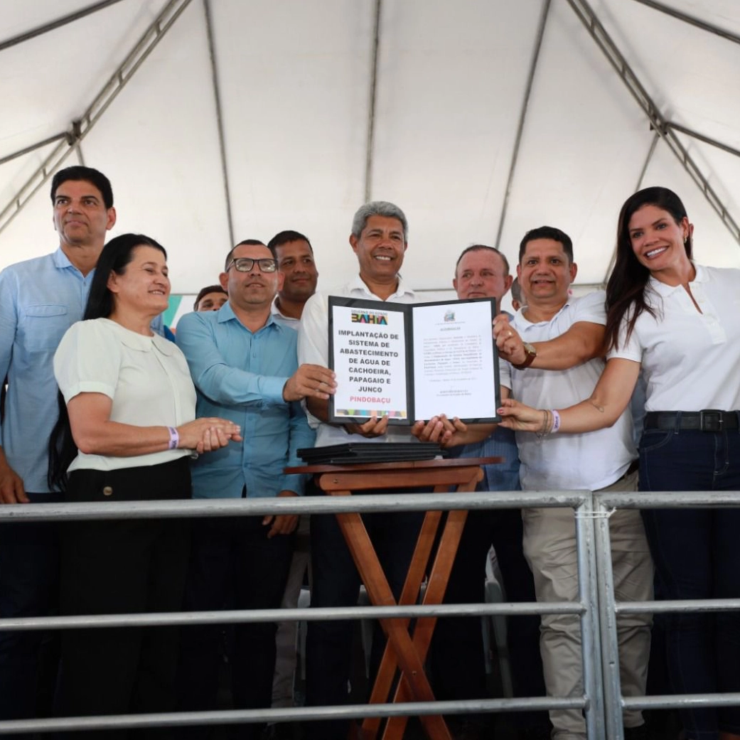 Ao lado de Jerônimo, secretária Larissa Moraes realiza diversas entregas em Pindobaçu