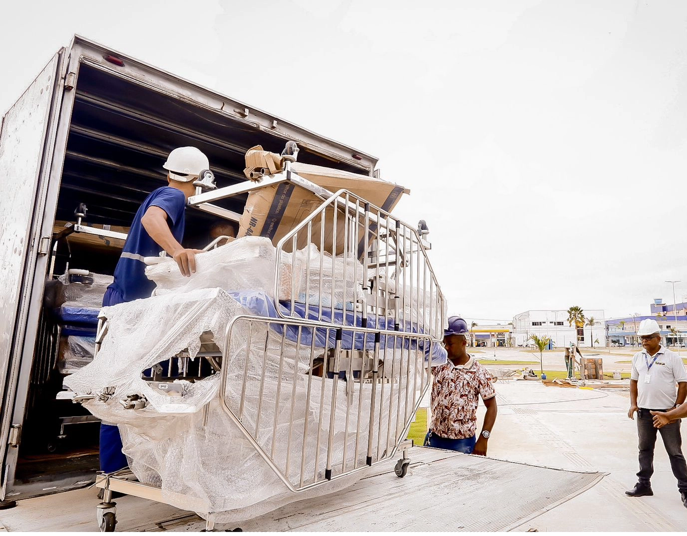 Novo Hospital Costa das Baleias recebe 7 caminhões com equipamentos de saúde