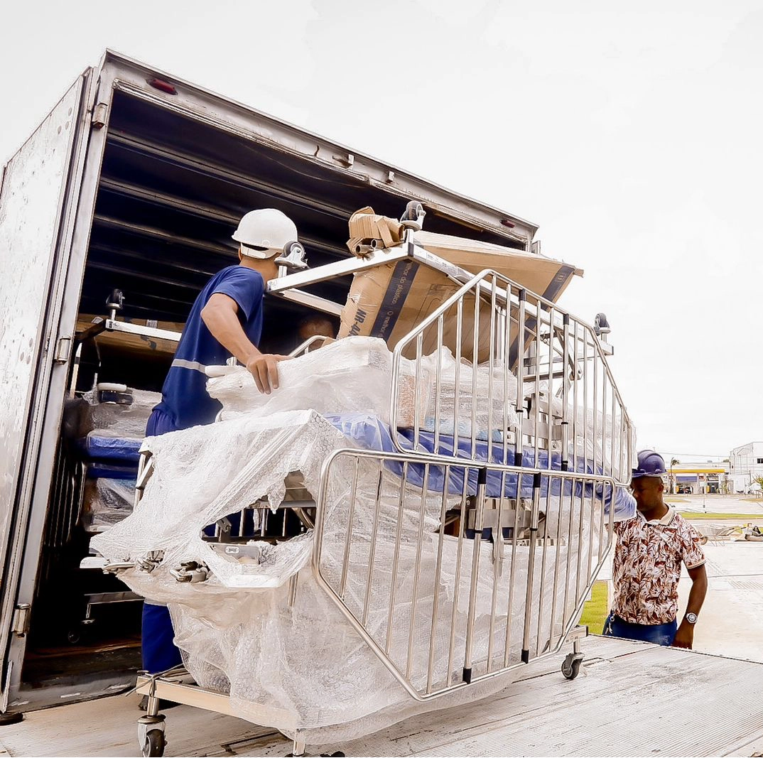 Novo Hospital Costa das Baleias recebe 7 caminhões com equipamentos de saúde