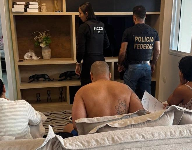 Líder de organização criminosa da Bahia é achado em apartamento de luxo, com duas mulheres