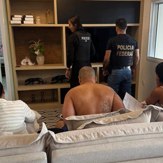 Líder de organização criminosa da Bahia é achado em apartamento de luxo, com duas mulheres