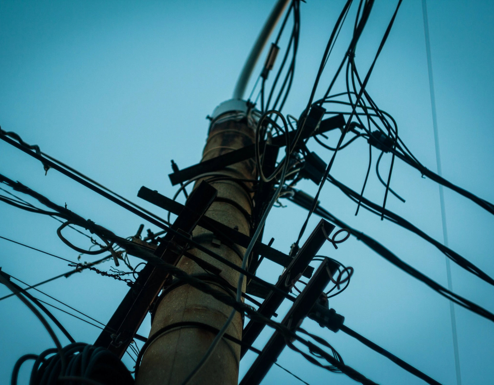Nova lei prevê até 12 anos de prisão para roubo de cabos cabos de energia, internet ou telefonia