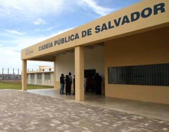 Celulares que entrariam no presídio de Salvador com ajuda de major iriam para traficante do PCC, diz denúncia; oficial continua preso