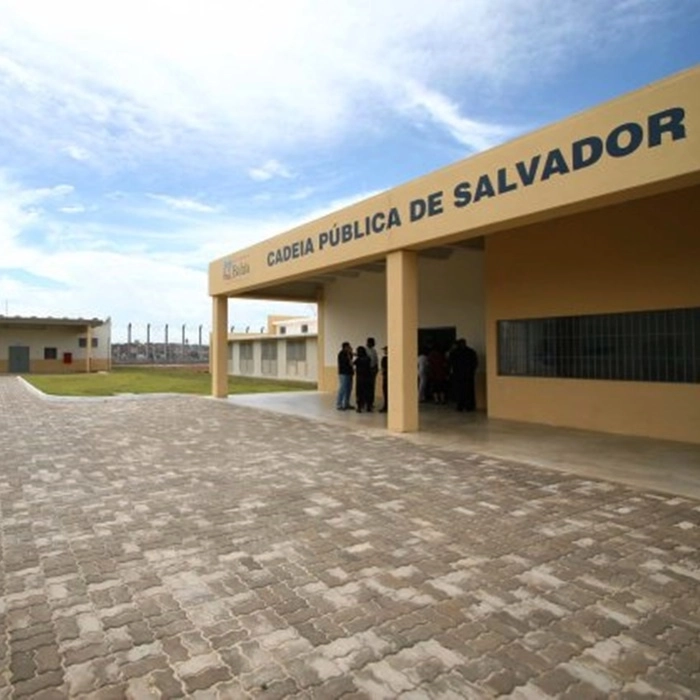 Celulares que entrariam no presídio de Salvador com ajuda de major iriam para traficante do PCC, diz denúncia; oficial continua preso