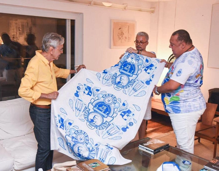 Caetano Veloso recebe traje 'Beleza Pura', dos Filhos de Gandhy