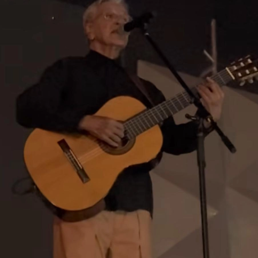 Assista: Caetano Veloso homenageia Preta Gil em apresentação no Festival de Inverno do Rio
