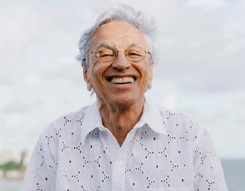 Caetano Veloso busca indenização milionária do espólio de Olavo de Carvalho