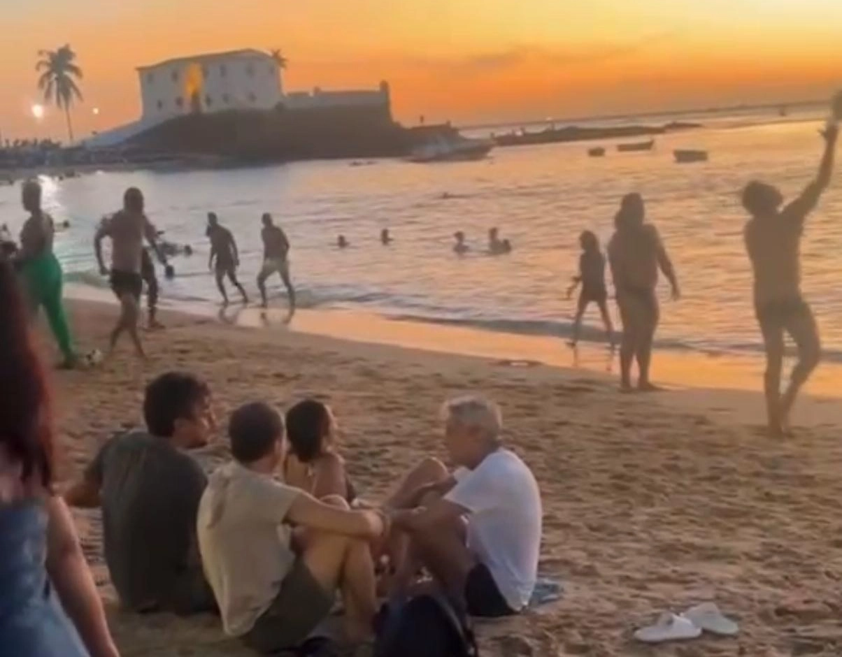 Assista: em meio a protesto de ambulantes, Caetano Veloso aproveita fim de tarde no Porto da Barra