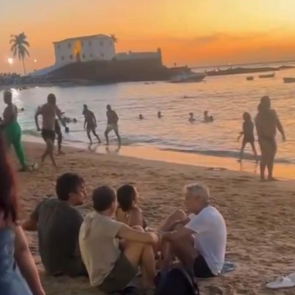 Assista: em meio a protesto de ambulantes, Caetano Veloso aproveita fim de tarde no Porto da Barra