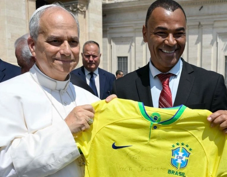 Cafu presenteia Papa Leão XIV com camisa da Seleção Brasileira