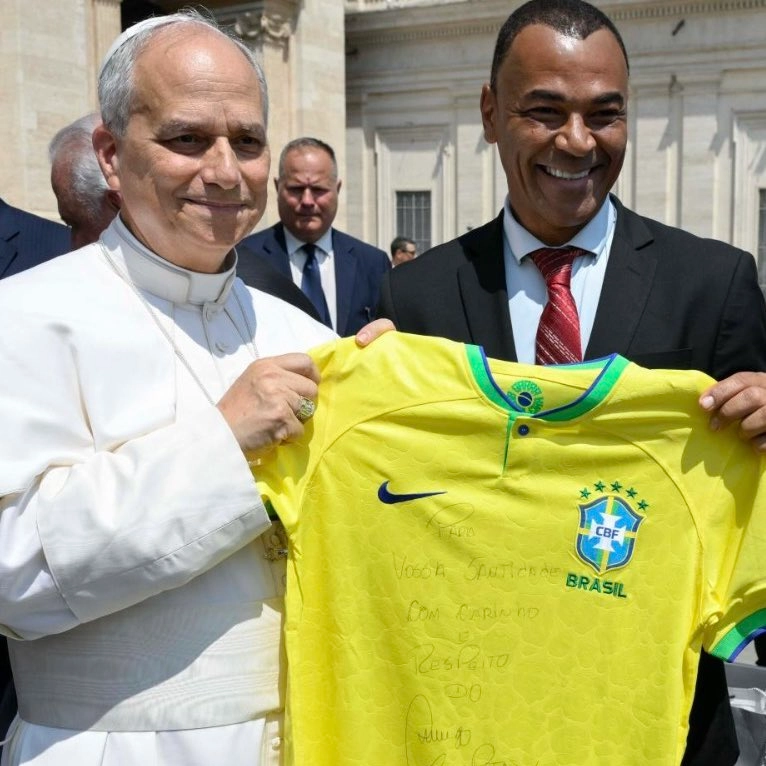 Cafu presenteia Papa Leão XIV com camisa da Seleção Brasileira