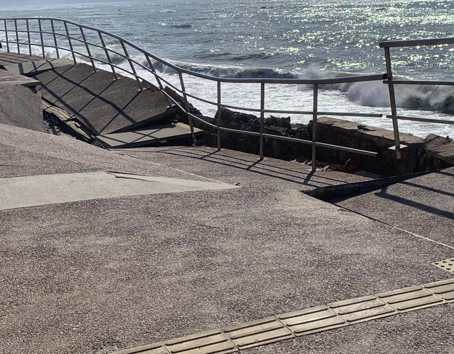 Calçada cede na orla marítima da Pituba