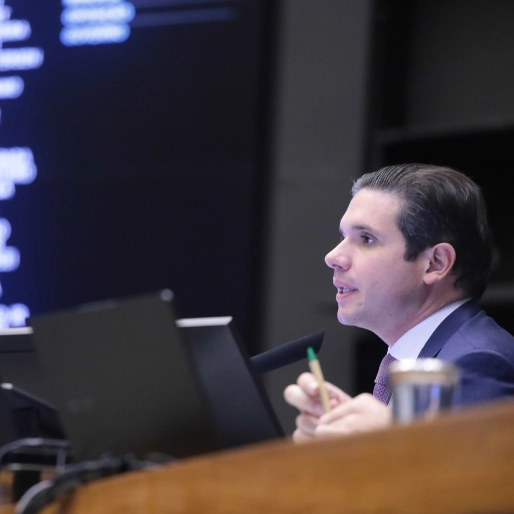 Câmara aprova urgência de projeto que amplia isenção do IR para até R$ 5 mil