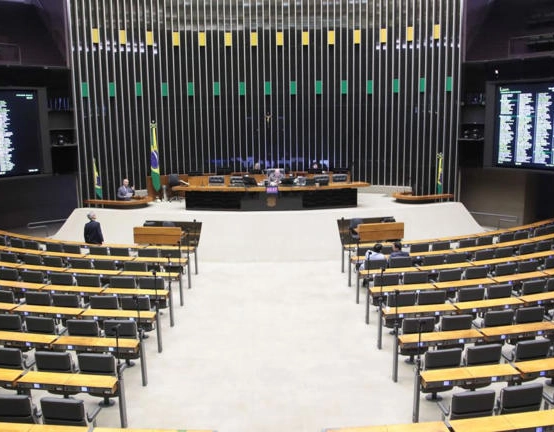 Quase metade dos deputados faltou a sessões do 1º semestre sem justificar