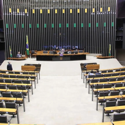 Quase metade dos deputados faltou a sessões do 1º semestre sem justificar