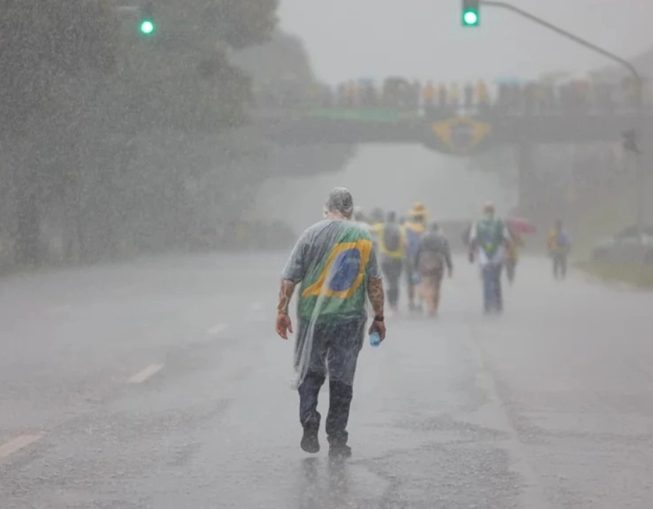 Raio deixa mais de 30 feridos em manifestação convocada por Nikolas Ferreira