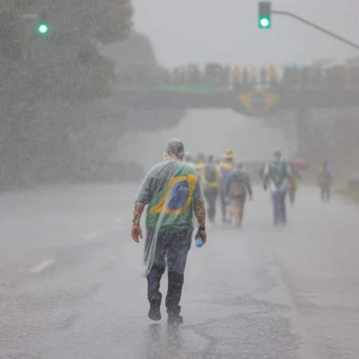 Raio deixa mais de 30 feridos em manifestação convocada por Nikolas Ferreira