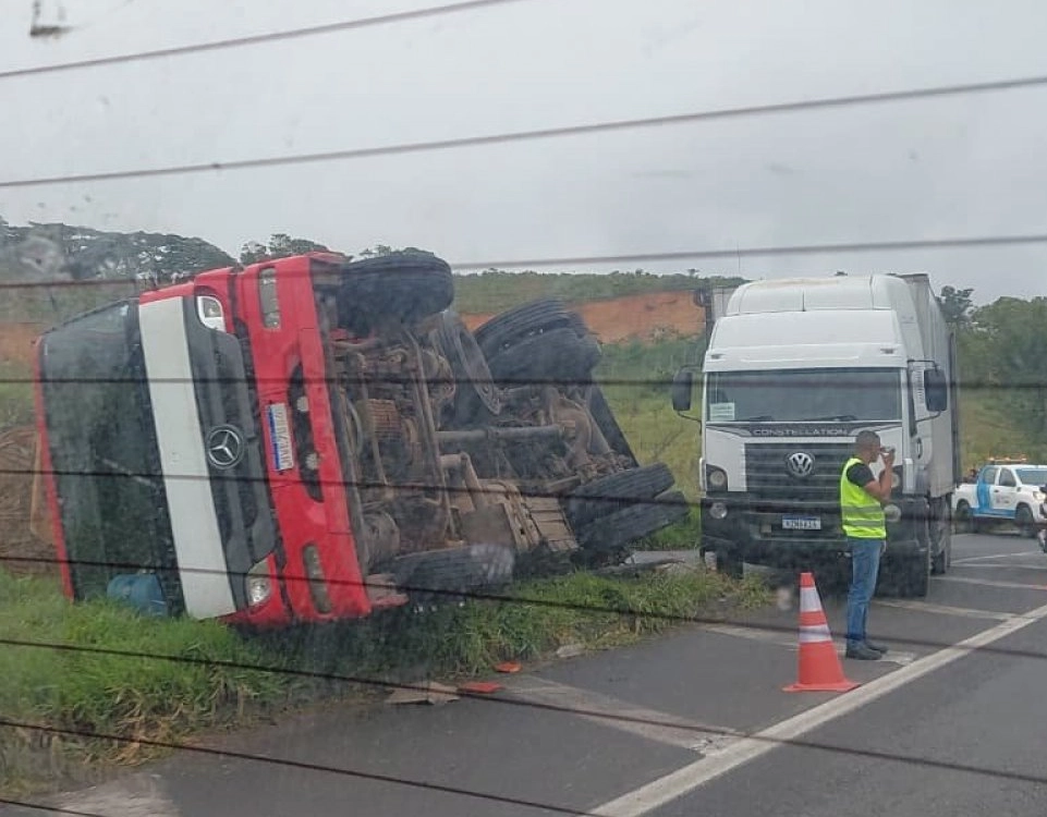Acidente na BR-324: caminhão tombado causa congestionamento