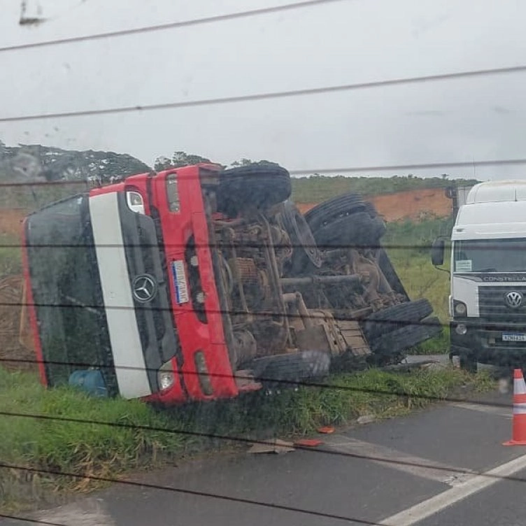 Acidente na BR-324: caminhão tombado causa congestionamento
