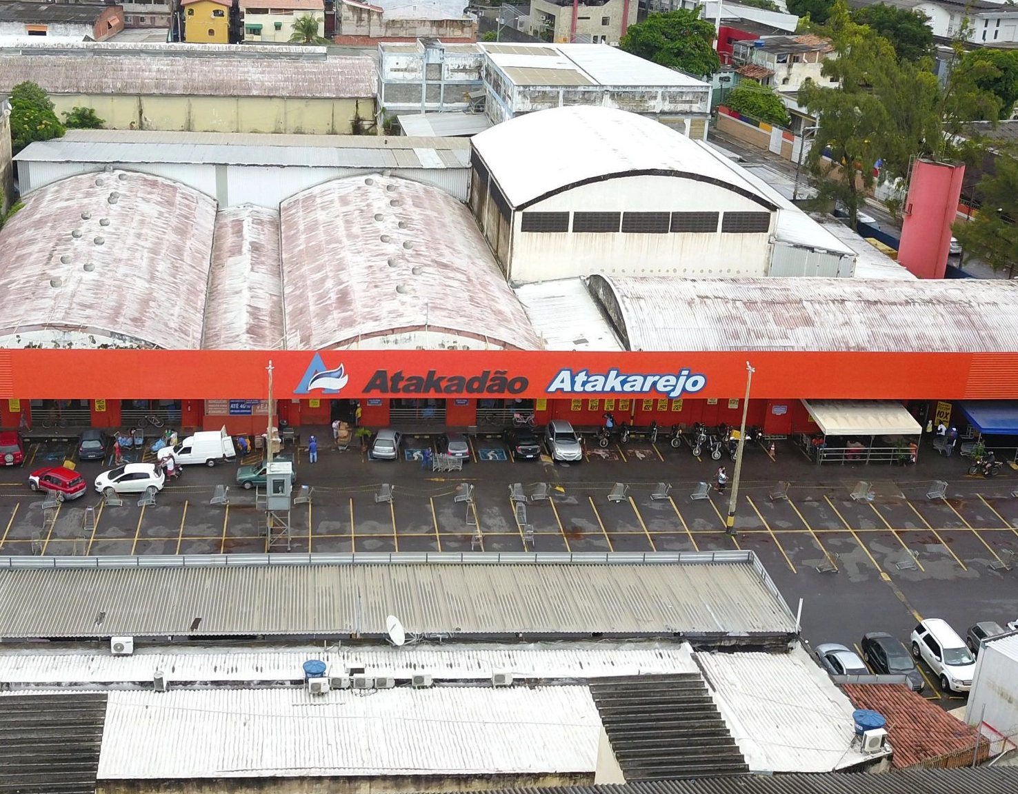 Funcionários de supermercado são flagrados agredindo homem em situação de rua em Salvador