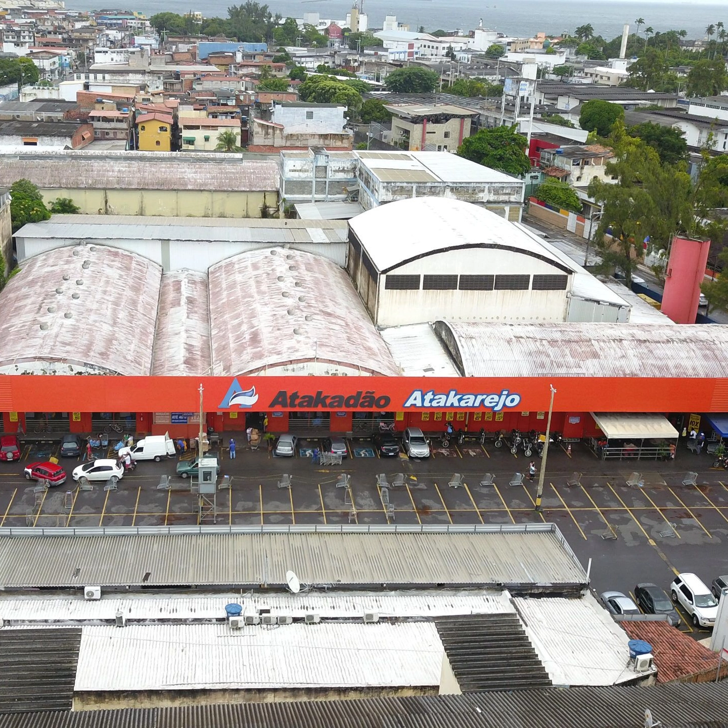 Funcionários de supermercado são flagrados agredindo homem em situação de rua em Salvador