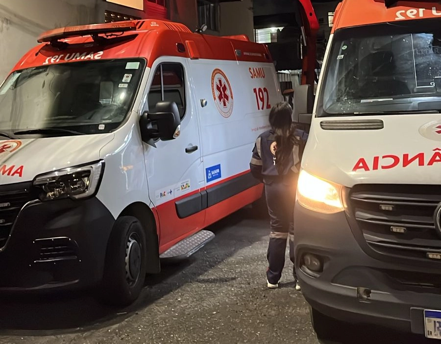 Assista: com guindaste bombeiros resgatam homem com obesidade mórbida em Salvador