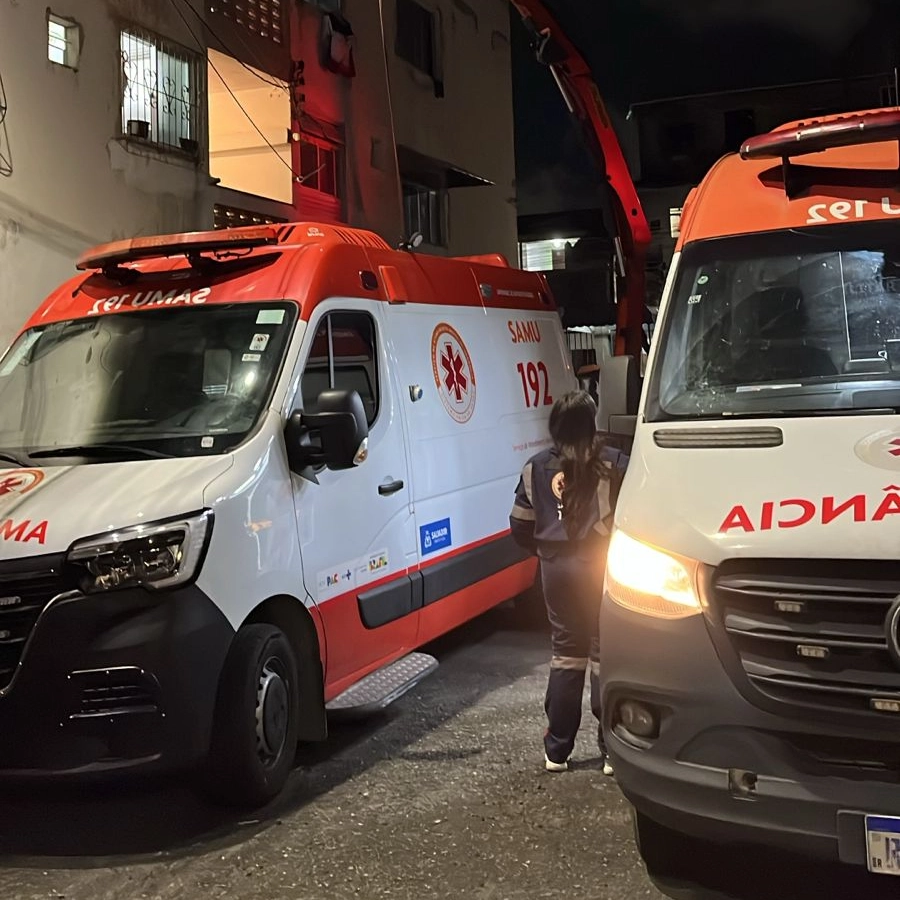 Assista: com guindaste bombeiros resgatam homem com obesidade mórbida em Salvador