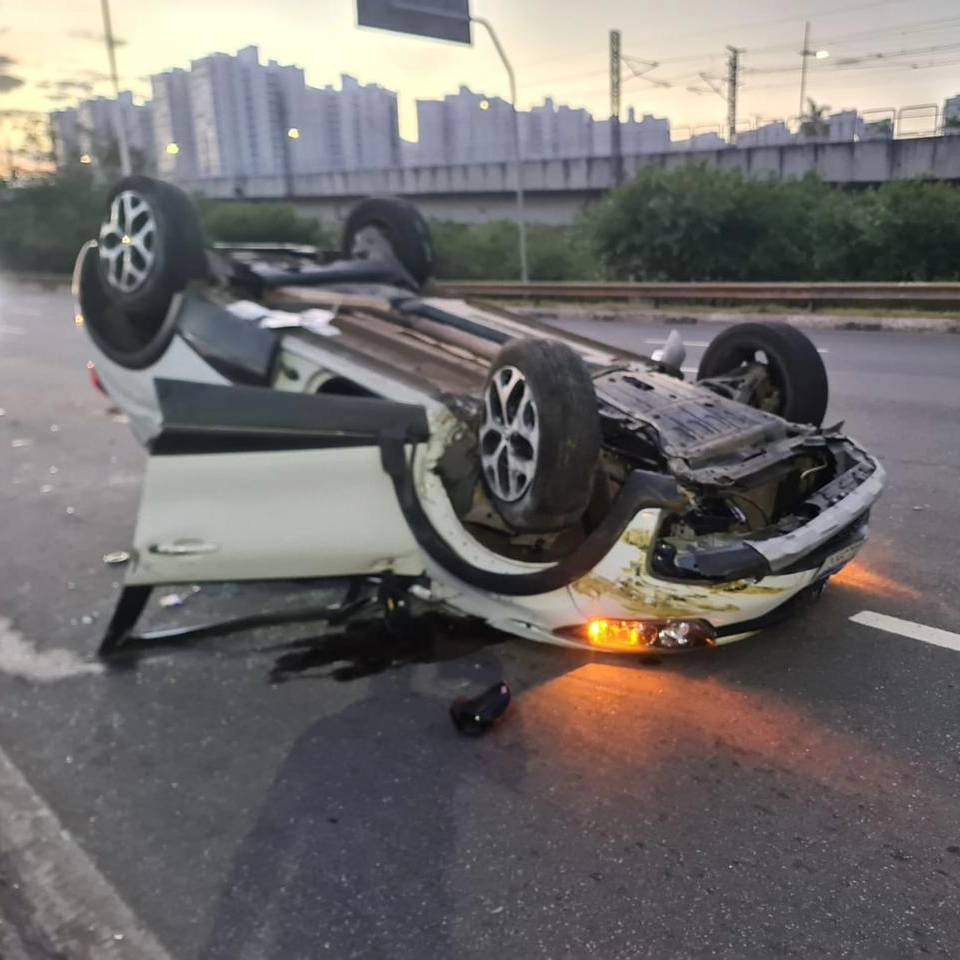 Carro capota na Av. Paralela e deixa pelo menos um ferido; veja vídeos