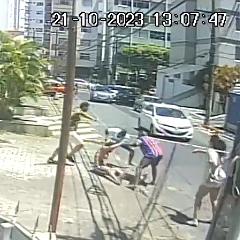 Torcedor do Vitória é agredido por homens com camisa do Bahia na Graça, em Salvador