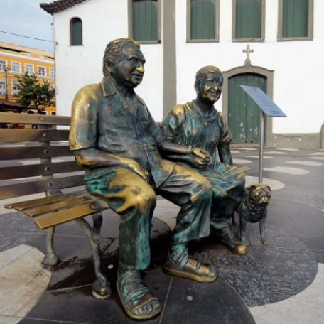 Monumento em homenagem a Jorge Amado e Zélia Gattai no Rio Vermelho é vandalizado