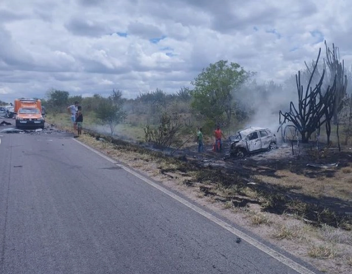 Mulher morre carbonizada após acidente na BA-120