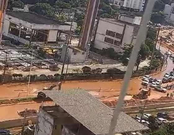 Tubulação se rompe e bloqueia trânsito na Avenida Juracy Magalhães