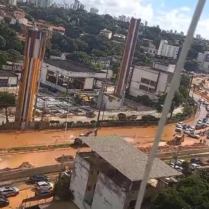 Tubulação se rompe e bloqueia trânsito na Avenida Juracy Magalhães