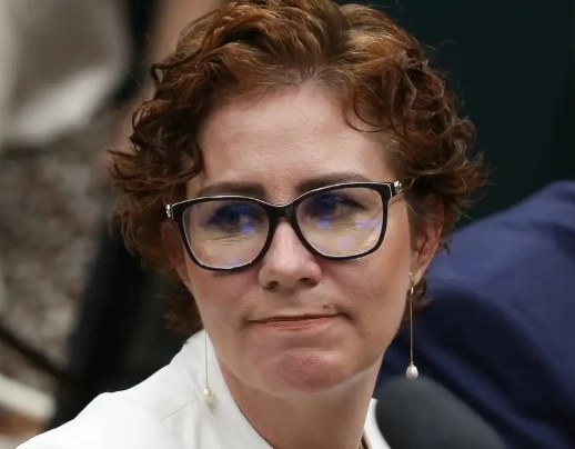 Câmara define prazo para Carla Zambelli se defender em processo de cassação
