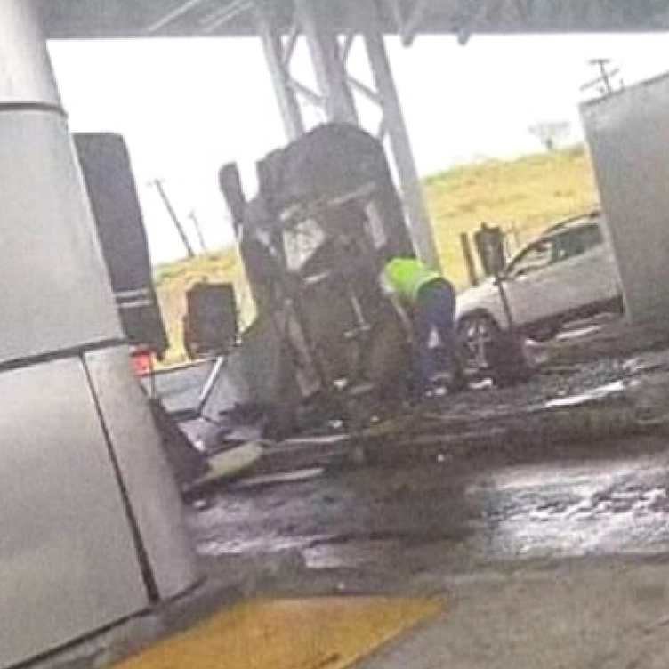 Assista: carreta bate em cabine de pedágio e funcionária é arrastada pelo impacto