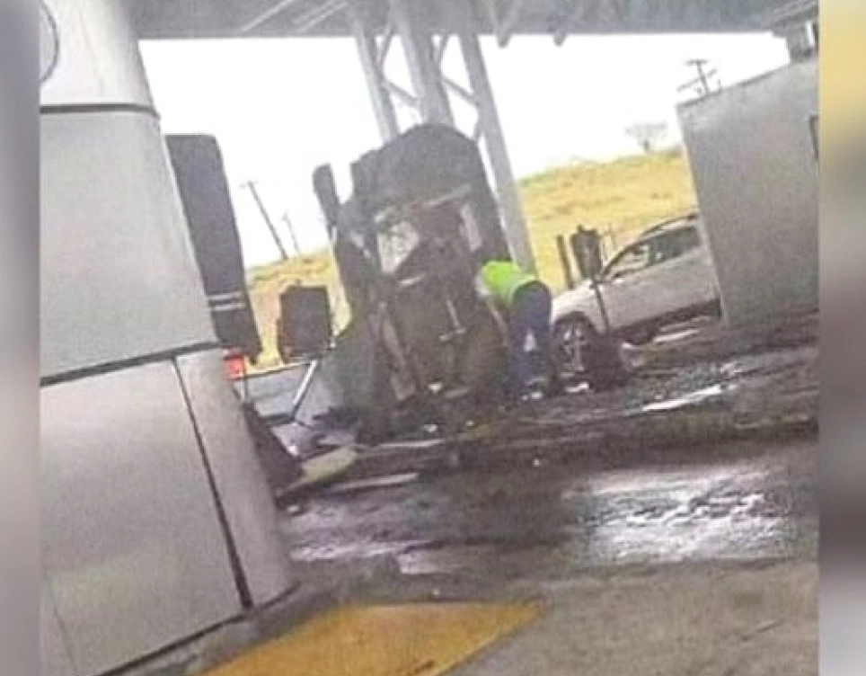 Assista: carreta bate em cabine de pedágio e funcionária é arrastada pelo impacto