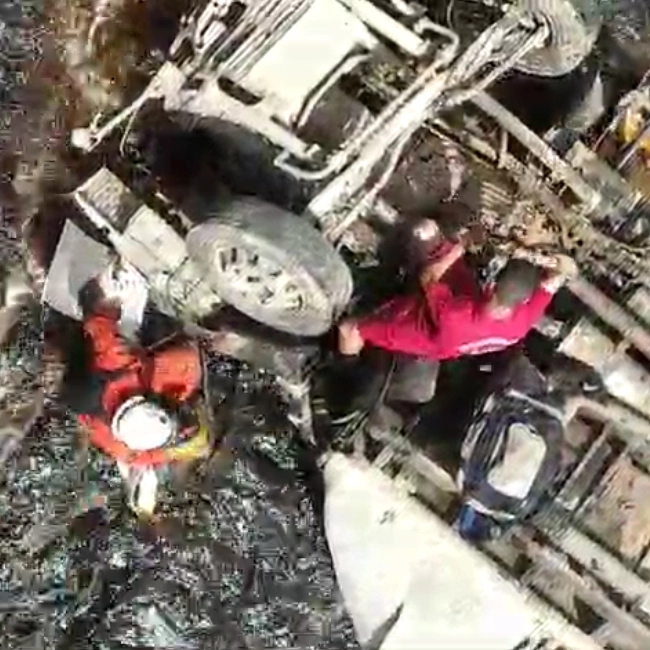 Assista: Carreta tomba em rio e motorista morre afogado na  Bahia