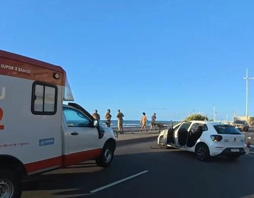 Carro da Embasa capota e fecha pista