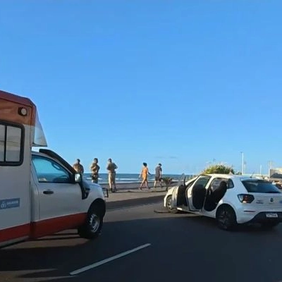 Carro da Embasa capota e fecha pista