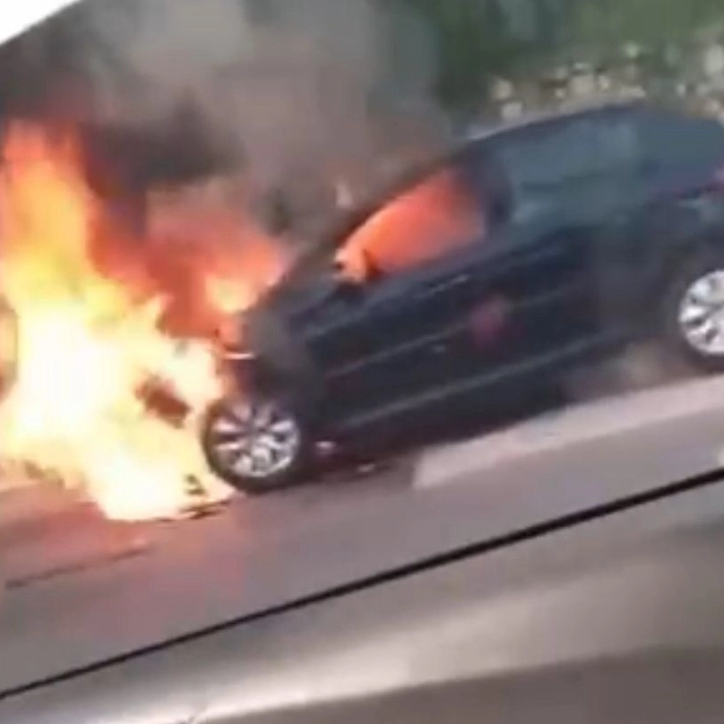 Assista: carro pega fogo na Avenida Garibaldi, em Salvador