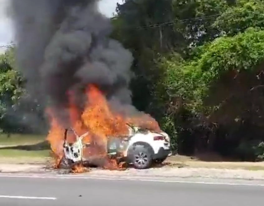 Carro pega fogo na Avenida Paralela