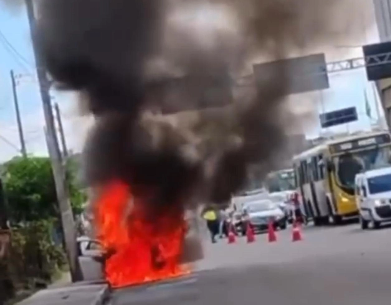 Assista: Carro pega fogo perto da Rodoviária de Salvador