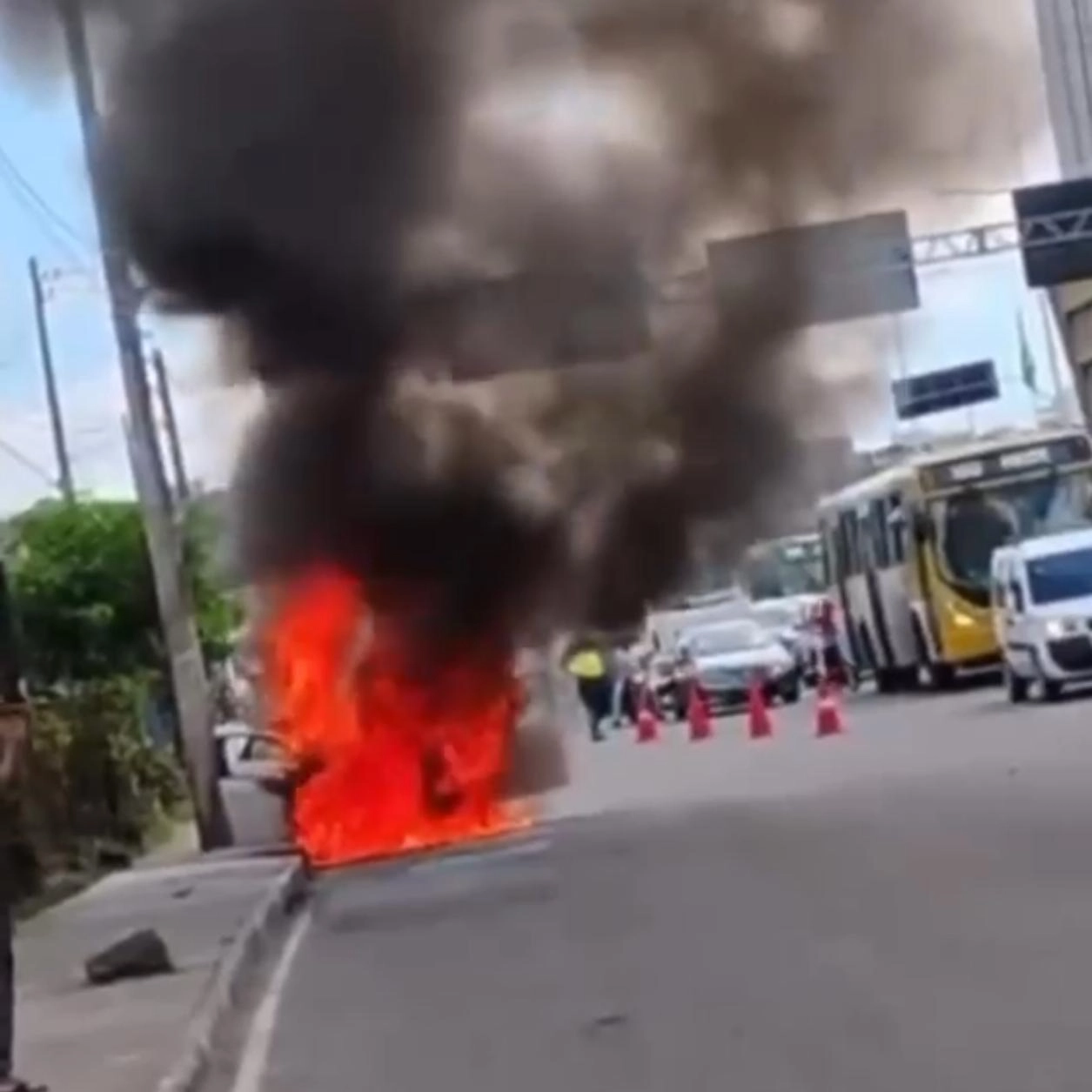 Assista: Carro pega fogo perto da Rodoviária de Salvador