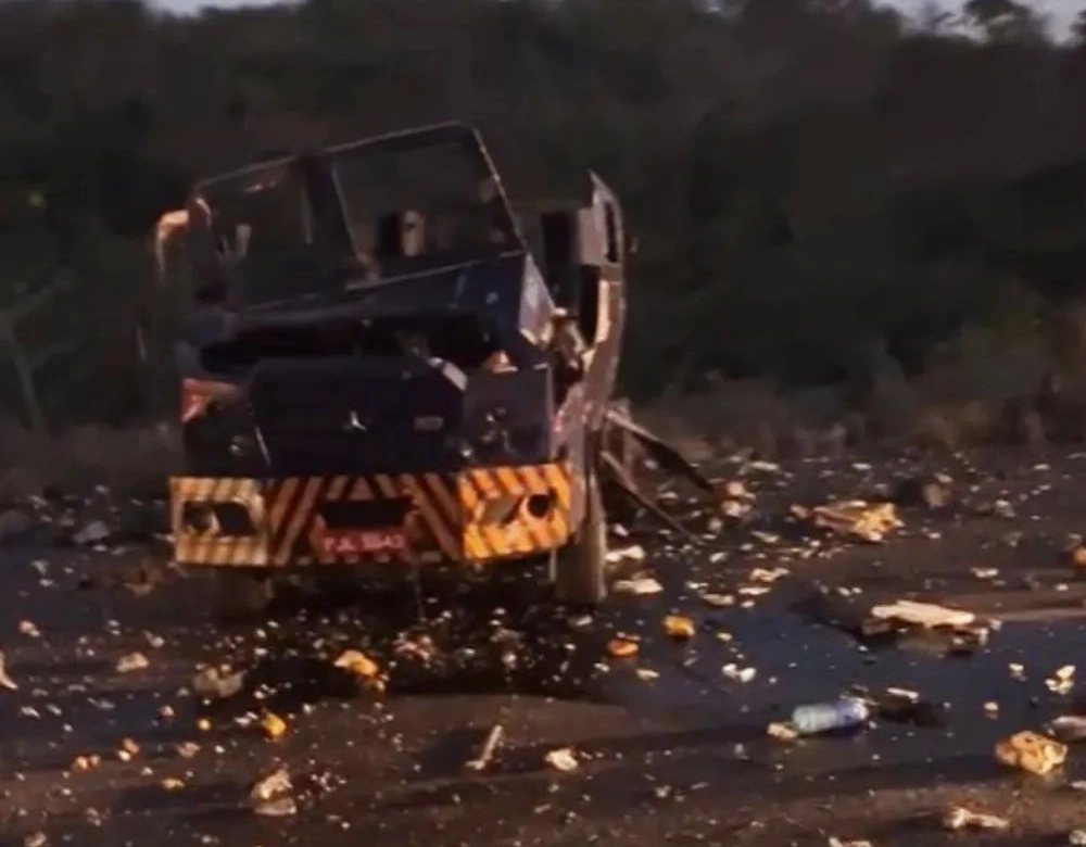 Carro-forte é explodido em tentativa de roubo em rodovia baiana