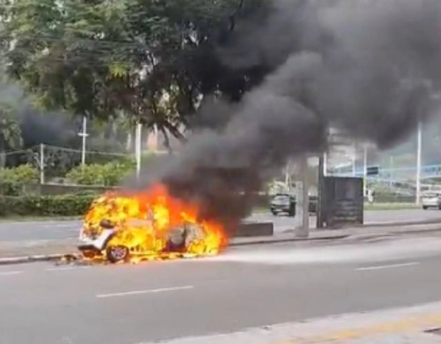 Carro pega fogo e fica totalmente destruído em Salvador