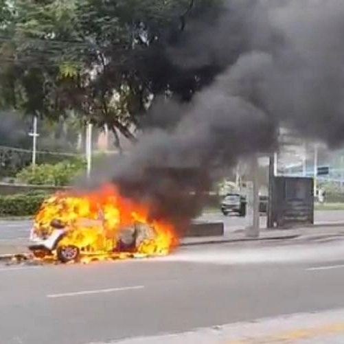 Carro pega fogo e fica totalmente destruído em Salvador