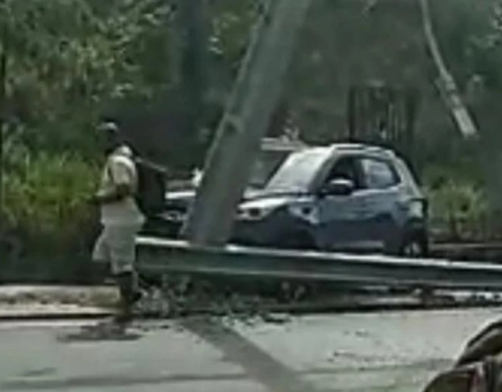 Carro bate em poste na Av. São Rafael e trânsito é alterado na região