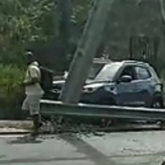 Carro bate em poste na Av. São Rafael e trânsito é alterado na região